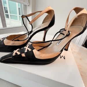 Manolo Blahnik Two-Tone Pumps Elegant Pointed Toe Heels Black & Cream Slingback